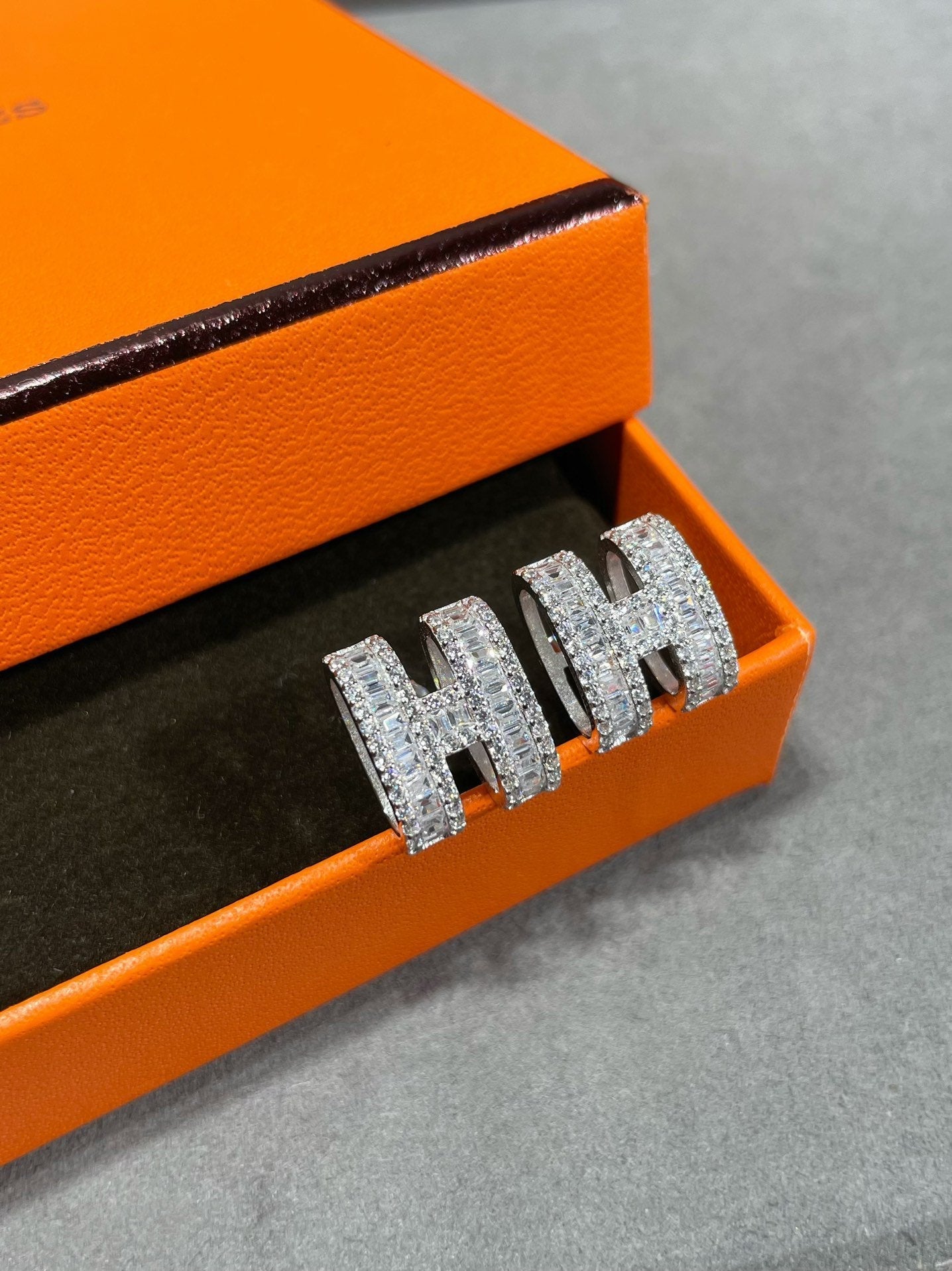 ¡®Glow Jewelry¡¯H STUD EARRINGS WITH SILVER DIAMONDS