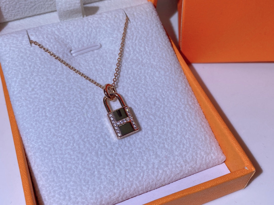 [Glow Jewelry]HM ADVANCED NICHE LOCK HEAD NECKLACE DIAMONDS