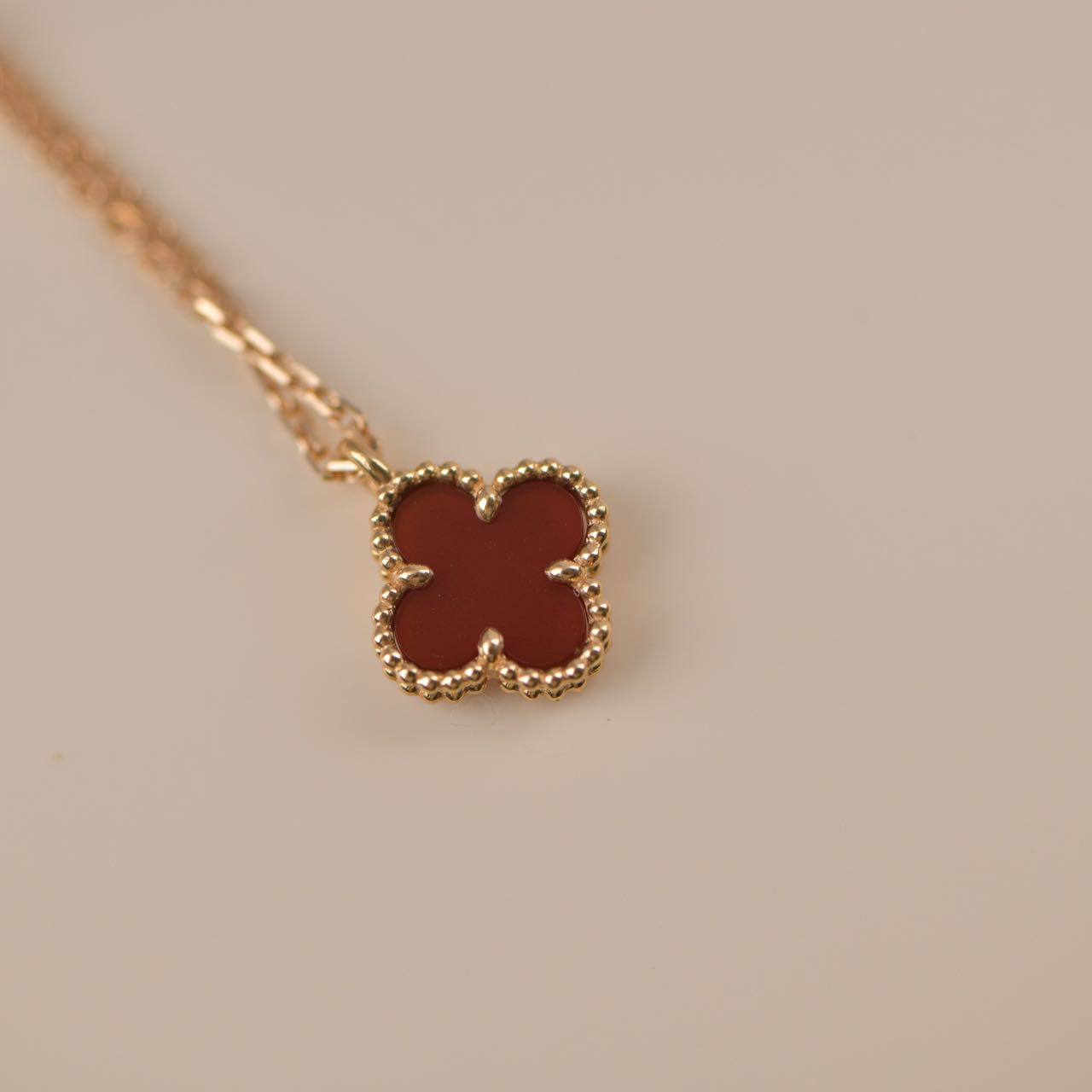 [Glow Jewelry]CLOVER MINI 9.5MM WHITE CARNELIANS NECKLACE