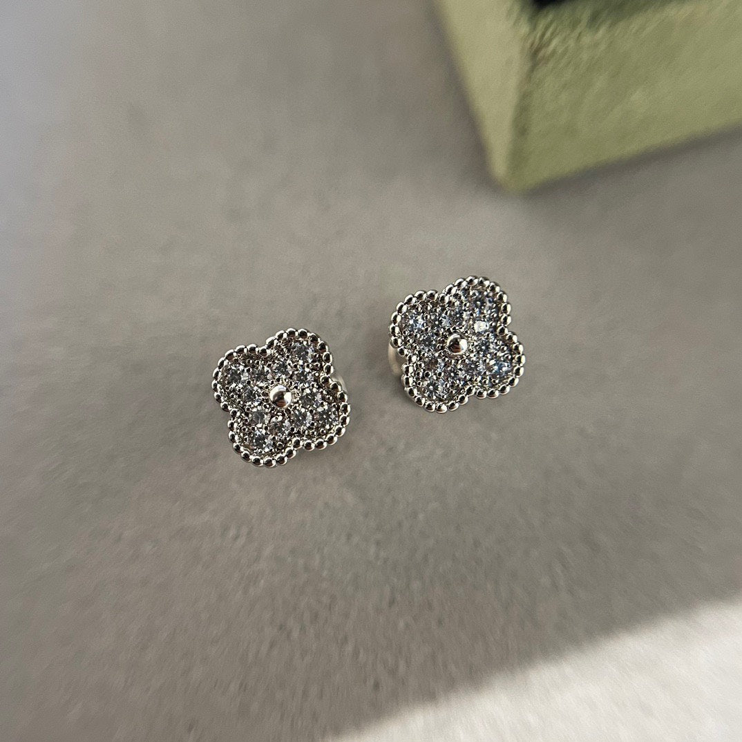 [Glow Jewelry]CLOVER MINI DIAMOND STUD EARRINGS
